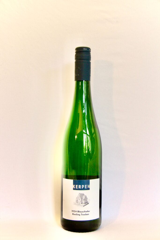 Blauschifer Trocken Riesling från Weingut Kerpen säljs på Systembolaget av Value Wines Kalmar AB.