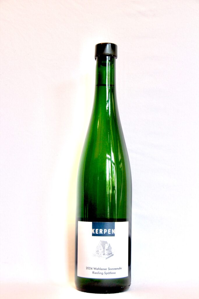 Wehlener Sonneuhr Riesling Spätlese från Weingut Kerpen finns att köpa på Systembolaget av Value Wines Kalmar AB.